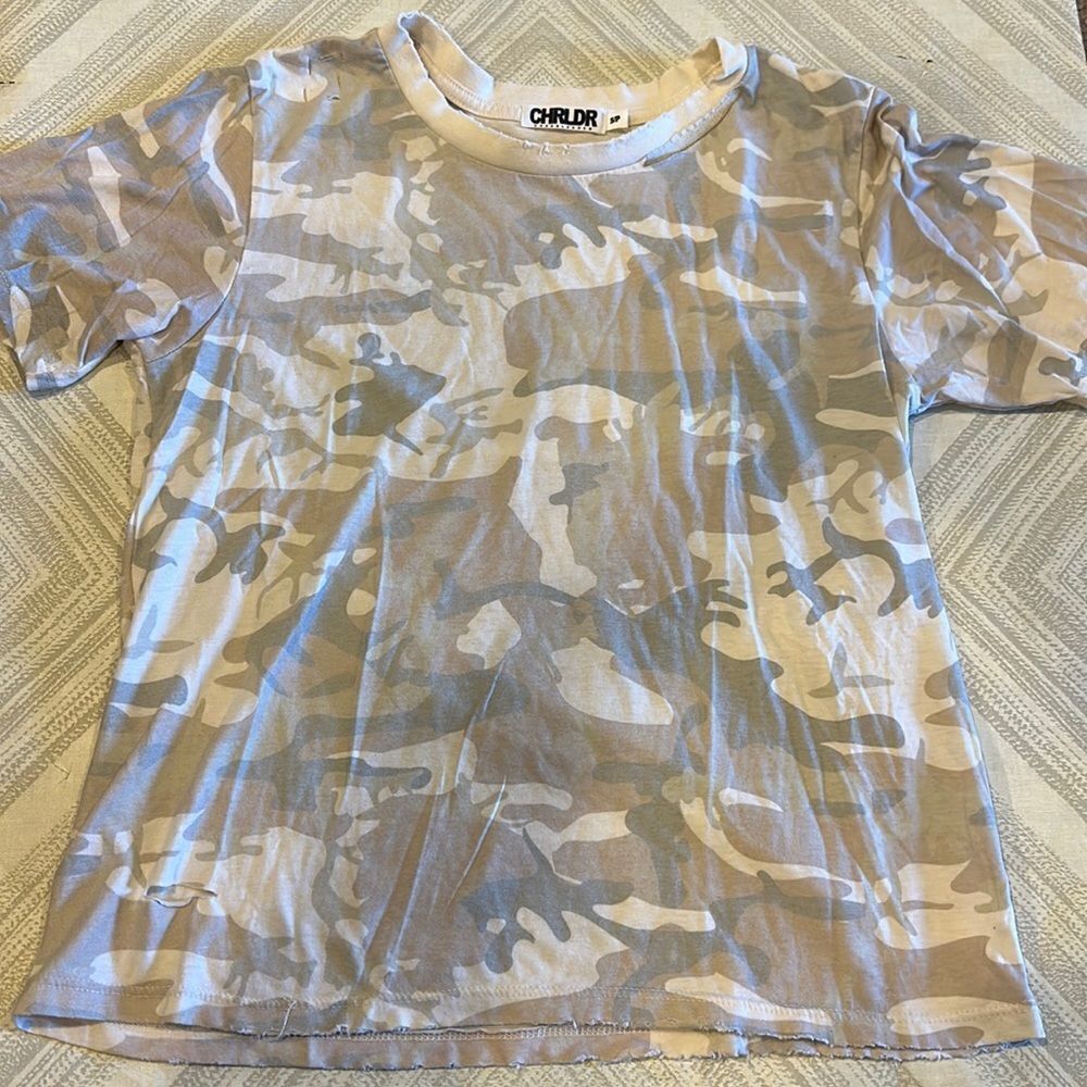 Chrldr Women’s Distressed Light Camouflage T-Shirt